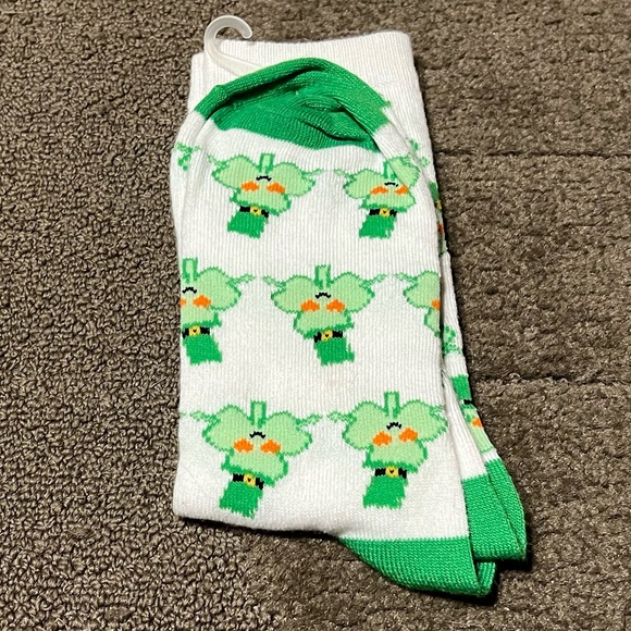 *6 for $10!*St. Patrick’s Day Paddy Crew Socks Heart Eyes Hand Holding Shamrocks - Picture 2 of 4